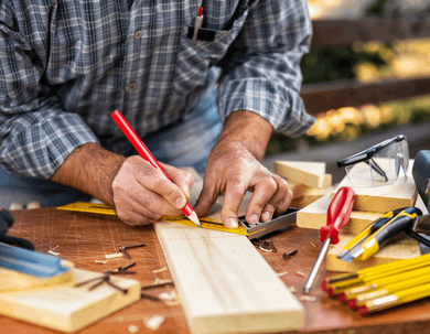 menuisier travaillant le bois